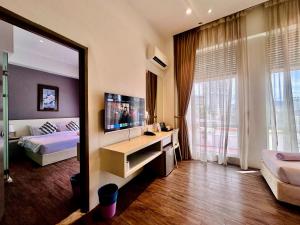 TV a/nebo společenská místnost v ubytování C Y C Heritage Hotel