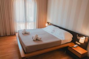 Cama ou camas em um quarto em AHG Donna Silvia Wellness Hotel