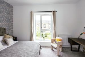 une chambre avec un lit, une fenêtre et une chaise dans l'établissement Homi Host-Apricot House, à Birmingham