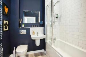 une salle de bain avec un lavabo, des toilettes et une baignoire dans l'établissement Homi Host-Apricot House, à Birmingham 25 autres photos