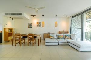 Χώρος καθιστικού στο Stylish Penthouse at Bangtao Beach