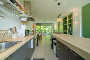 Η κουζίνα ή μικρή κουζίνα στο Stylish Penthouse at Bangtao Beach +19 φωτογραφίες