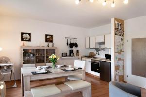 Η κουζίνα ή μικρή κουζίνα στο Kinderfreundliche Wohnung am See