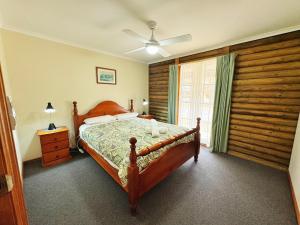 Postel nebo postele na pokoji v ubytování Halls Gap Log Cabins