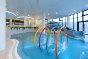 einem Pool mit Wasserrutsche in einem Gebäude in der Unterkunft Polanki Aqua Exclusive - by Jantar Apartamenty Kołobrzeg in Kołobrzeg