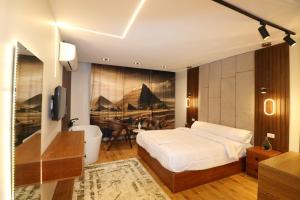Postel nebo postele na pokoji v ubytování Pyramids Skyline Hotel Cairo