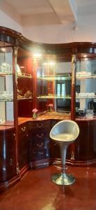 库塔兰BKR Resort的厨房配有凳子和餐具柜