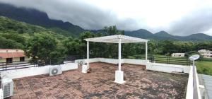 库塔兰BKR Resort的屋顶上的凉亭,以山为背景