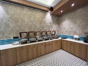 a bathroom with four sinks and a row of mirrors at Esquire Hotel Near BKC Mumbai in Mumbai +64 photos