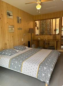 due letti in una camera da letto con pareti in legno di Le chalet du bonheur a Gujan-Mestras
