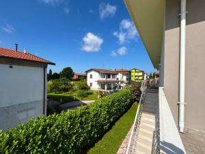 einen Balkon eines Hauses mit grünen Büschen in der Unterkunft Villa Marina - Risveglio Vista Lago con Piscina in San Martino della Battaglia + 40 Fotos