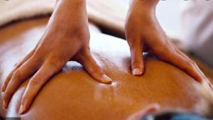 VelleronにあるNice flat with jacuzzi and gardenのマッサージを受けている女性の背中に手が置かれている