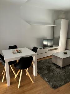 a white table and chairs in a living room at Casa Mercaderes in Logroño