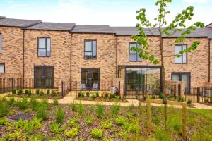 un immeuble d'appartements avec un jardin devant dans l'établissement Homi Host-Apricot House, à Birmingham