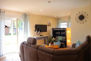 TV a/nebo společenská místnost v ubytování Ferienhaus Strandkorb