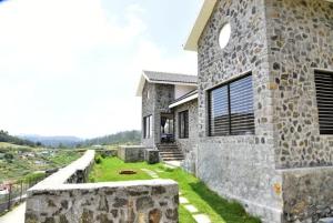 コダイカナルにあるZack's stone cottageの石造りの家