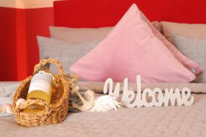 a basket with a bottle of wine on a bed at Ferienwohnung Helgoland in Dorum Neufeld