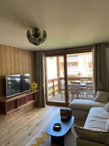 Et tv og/eller underholdning på 2 bedroom apartment with terrace, pool, parking