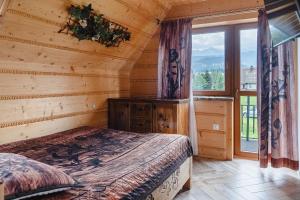 Posteľ alebo postele v izbe v ubytovaní Apartamenty Willa Szafran z widokiem na góry