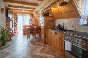 Kuchyňa alebo kuchynka v ubytovaní Apartamenty Willa Szafran z widokiem na góry
