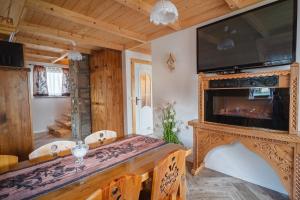 Televízia a/alebo spoločenská miestnosť v ubytovaní Apartamenty Willa Szafran z widokiem na góry