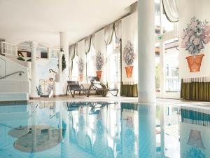 Bazén v ubytovaní Genuss - und Vitalhotel Moisl alebo v jeho blízkosti
