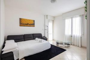 ein weißes Schlafzimmer mit einem Bett und einer Couch in der Unterkunft Formigine - [Motor Valley-Homes] in Formigine + 28 Fotos