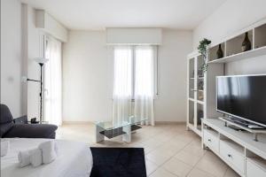 ein weißes Wohnzimmer mit einem TV und einem Sofa in der Unterkunft Formigine - [Motor Valley-Homes] in Formigine