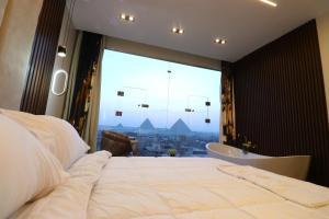 Postel nebo postele na pokoji v ubytování Pyramids Skyline Hotel Cairo