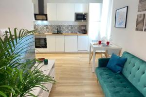 un soggiorno con un divano verde e un tavolo di 06AN - Beautiful apartment in the heart of Old Antibes a Antibes