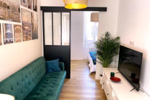un soggiorno con un divano verde e una TV di 06AN - Beautiful apartment in the heart of Old Antibes a Antibes