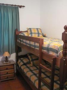 1 dormitorio con litera y mesita de noche en Apartamentos Viviendas Vacacionales Pozo de La Salud en Sabinosa