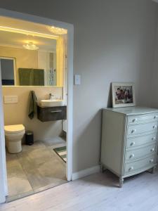 Un baño de Seapoint Pearl 7 fotos más