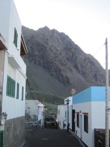 A general mountain view or a mountain view taken from Az apartmant