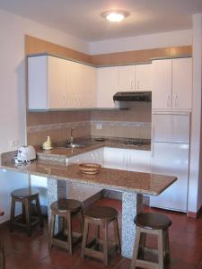 A kitchen or kitchenette at Apartamentos Viviendas Vacacionales Pozo de La Salud