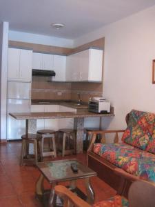 A kitchen or kitchenette at Apartamentos Viviendas Vacacionales Pozo de La Salud Még 12 kép
