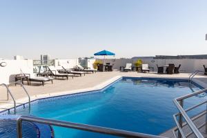 een zwembad op het dak van een hotel bij Wonder Palace Hotel Qatar in Doha