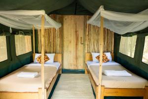 Postel nebo postele na pokoji v ubytování Murchison Giraffe Camp
