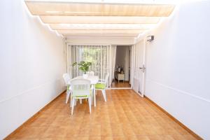 Un comedor con mesa y sillas en Deluxe Solycan - by Gestión Vacacional Canarias, en Maspalomas