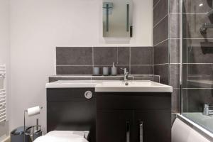 ロザラムにあるSmart 1 Bedroom Apartment in Central Rotherhamの洗面台とトイレ付きのバスルーム