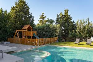 Bazén v ubytování FREE Breakfast, Villa Dreamcatcher with Outdoor and Indoor Pool, Hot Tub, Playroom and Home Cinema nebo v jeho okolí