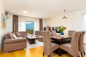 Apart hotel M S KATUNJANIN的休息区