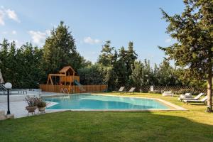 Bazén v ubytování FREE Breakfast, Villa Dreamcatcher with Outdoor and Indoor Pool, Hot Tub, Playroom and Home Cinema nebo v jeho okolí
