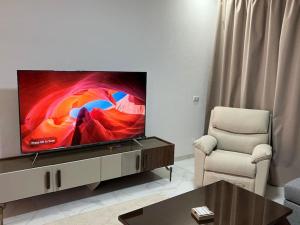 TV a/nebo společenská místnost v ubytování Il Monte Galala Modern Comfy 3BR Apartment wt' exceptional skyline views!