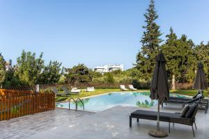 Bazén v ubytování FREE Breakfast, Villa Dreamcatcher with Outdoor and Indoor Pool, Hot Tub, Playroom and Home Cinema nebo v jeho okolí