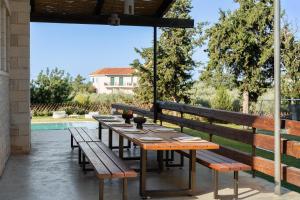 Bazén v ubytování FREE Breakfast, Villa Dreamcatcher with Outdoor and Indoor Pool, Hot Tub, Playroom and Home Cinema nebo v jeho okolí