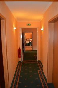 un corridoio che conduce a una camera con corridoio di Pension Alter Kutschenbauer a Wernigerode
