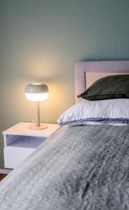 Ein Bett oder Betten in einem Zimmer der Unterkunft janu-homes - 3 Zimmer Apartment - 7 Betten, Lahnblick vom Rheinberg