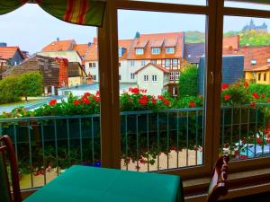 una finestra con vista su una città fiorita di Pension Alter Kutschenbauer a Wernigerode Altre 10 foto