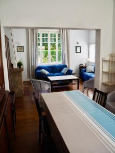 ein Wohnzimmer mit Tisch und Couch in der Unterkunft Villa Barracuda in Le Touquet-Paris-Plage